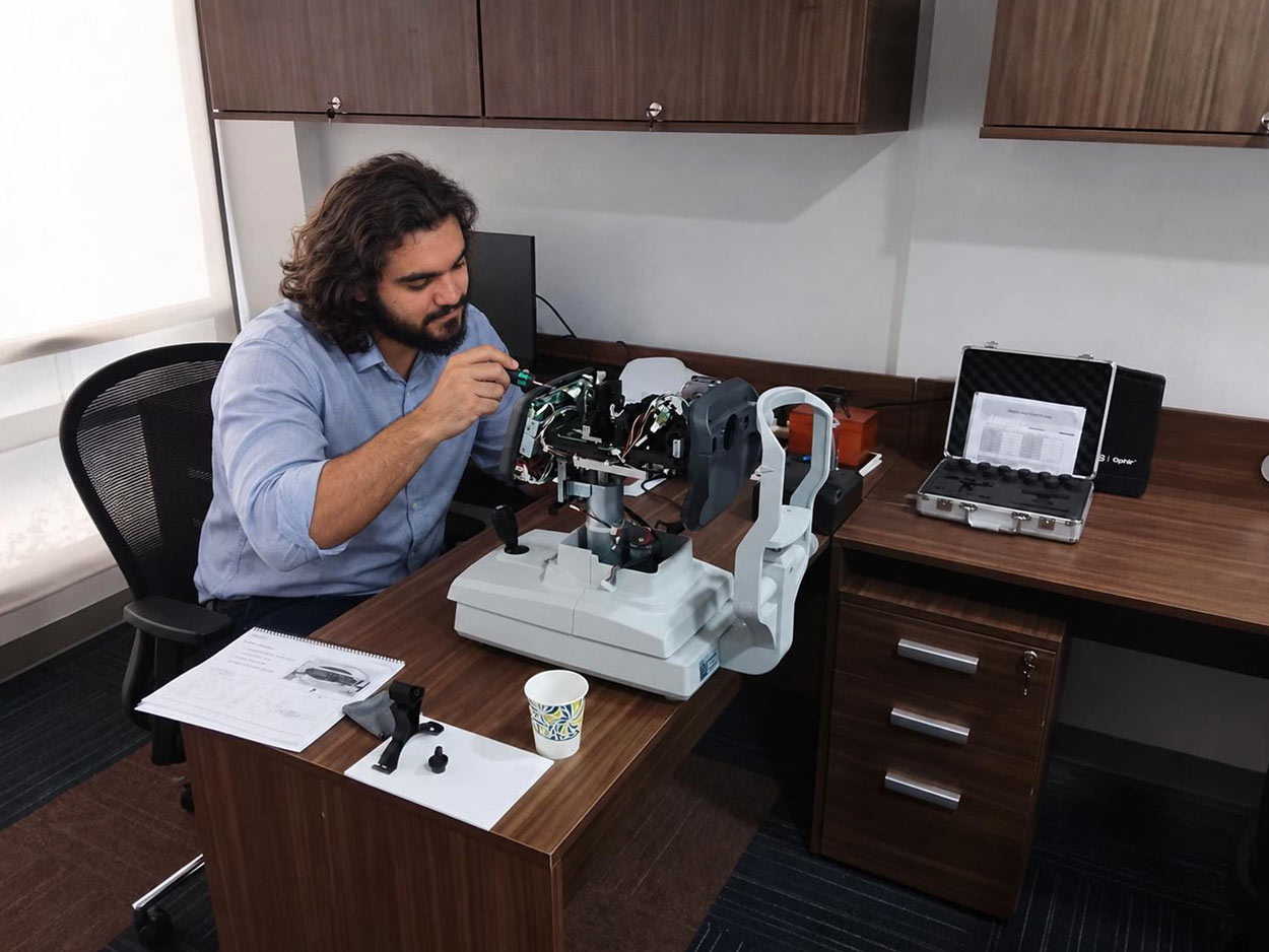 Manutenção de equipamento oftalmológico